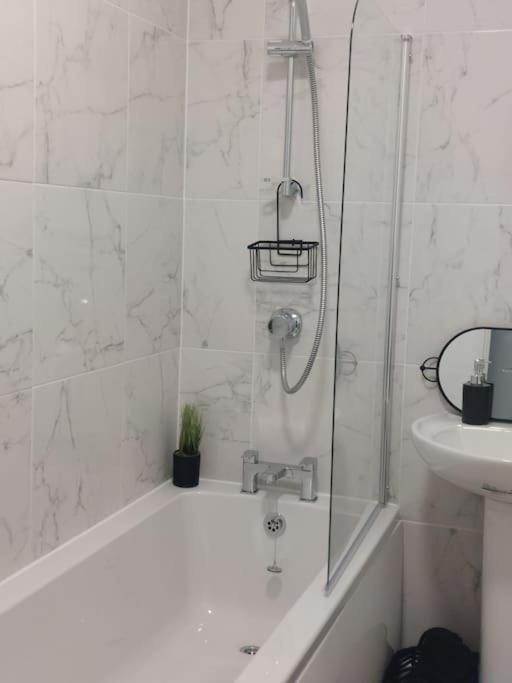 Cosy Home In Barnsley Centre Екстер'єр фото